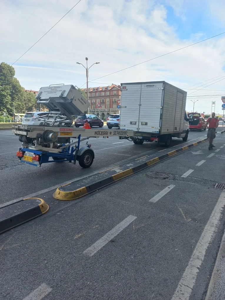 Elevatore esterno in trasferimento su rimorchio